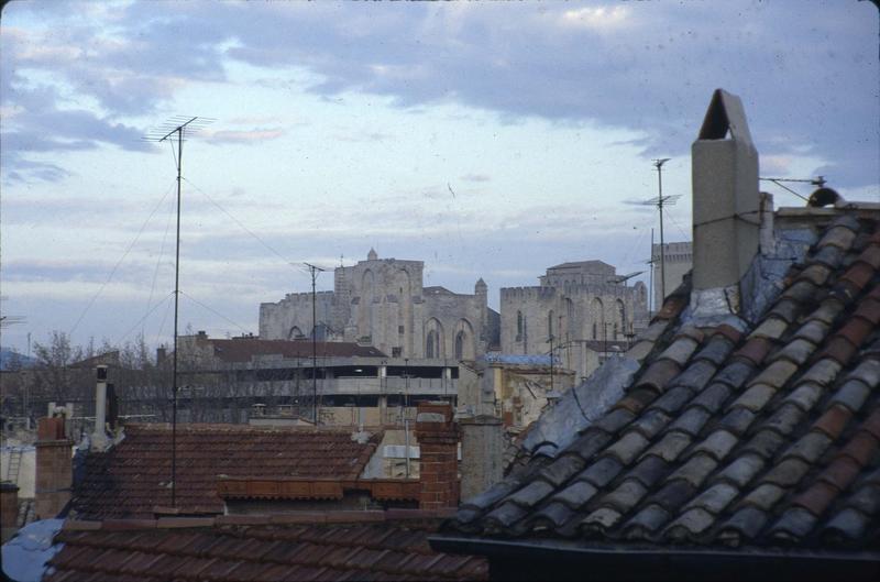 Vue générale avec les toits des maisons et leurs antennes de télévision