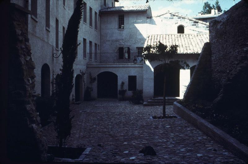 Cour intérieure avec les vestiges d'une ancienne muraille
