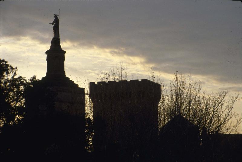 Tour surmontée de la statue de Notre-Dame : vue prise au coucher du soleil