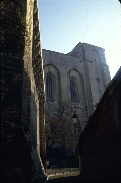 Le Palais des Papes : vue prise de la rue Banasterie