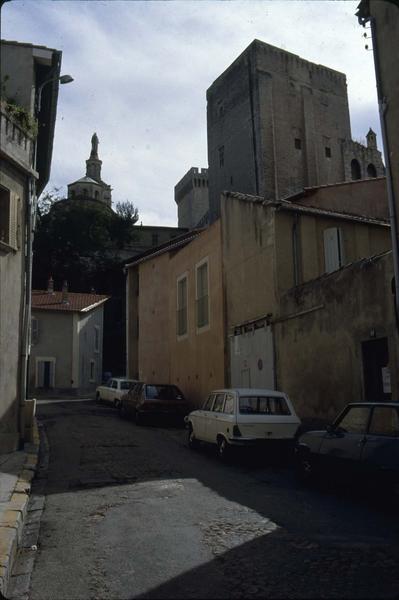 Le Palais des Papes et la cathédrale : vue prise depuis une ruelle au nord-est