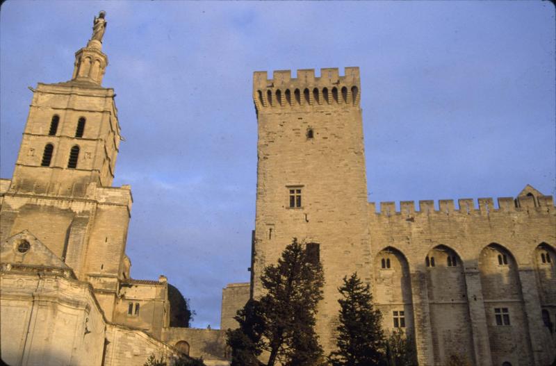 Tour surmontée de la statue de Notre-Dame et tour du Palais des Papes, côté ouest