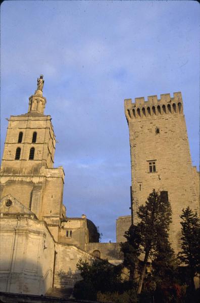 Tour surmontée de la statue de Notre-Dame et tour du Palais des Papes, côté ouest