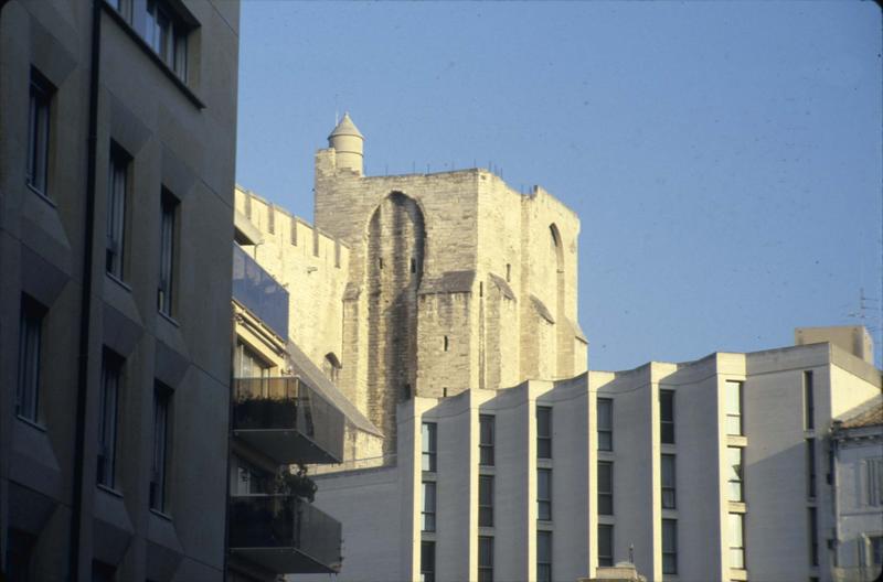 Rue Jean-Vilar : immeubles modernes jouxtant une tour du palais