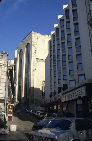 Rue Jean-Vilar : immeubles modernes jouxtant une tour du palais