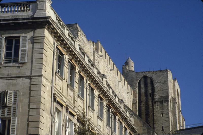 Tour sud du palais et immeuble : vue prise du sud-ouest