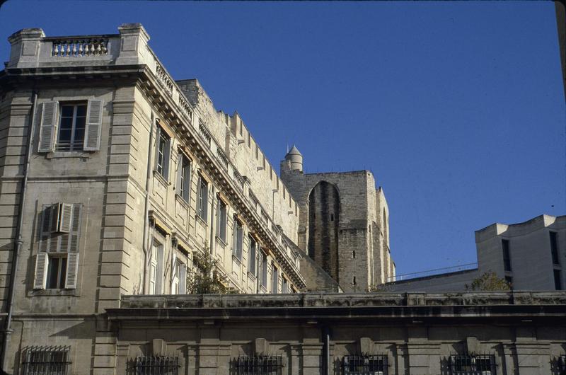 Tour sud du palais et immeuble : vue prise du sud-ouest