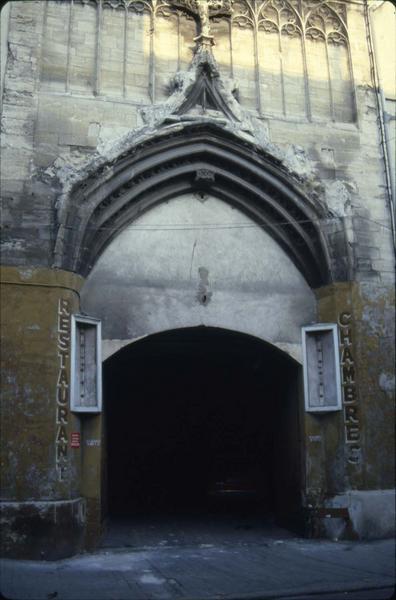 Portail de l'église devenue hôtel-restaurant