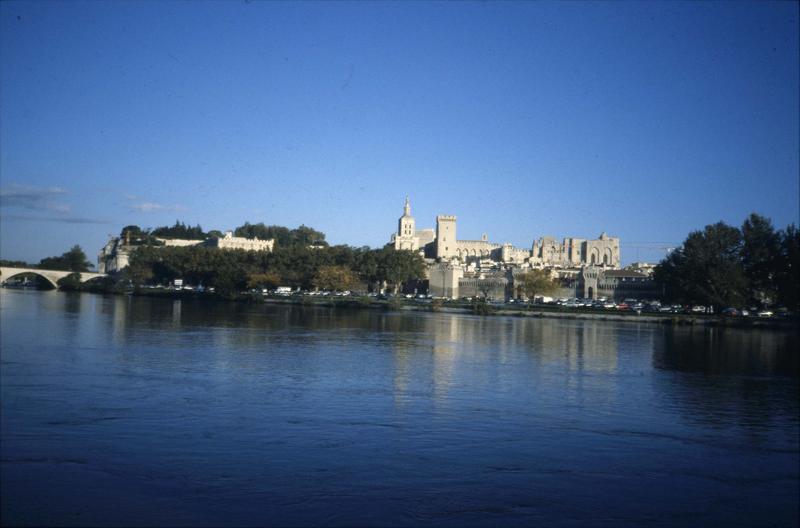 Vue générale prise depuis la rive opposée du Rhône