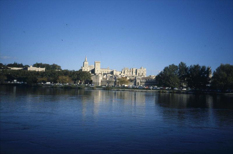 Vue générale prise depuis la rive opposée du Rhône