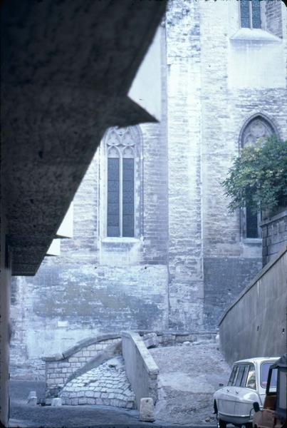 Rue du Mons : vue prise au croisement de la rue Jean-Vilar. Immeuble moderne au pied du Palais des Papes