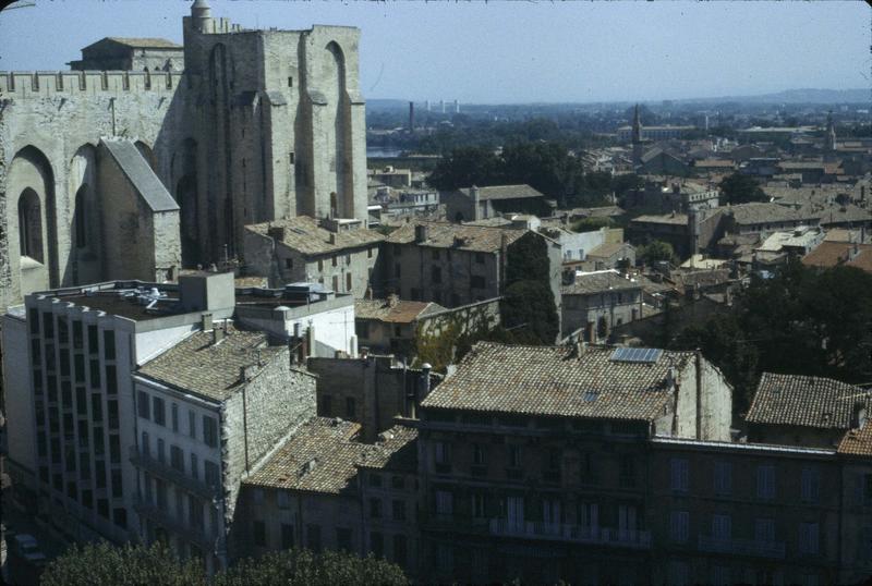 Maisons situées au sud du Palais des Papes