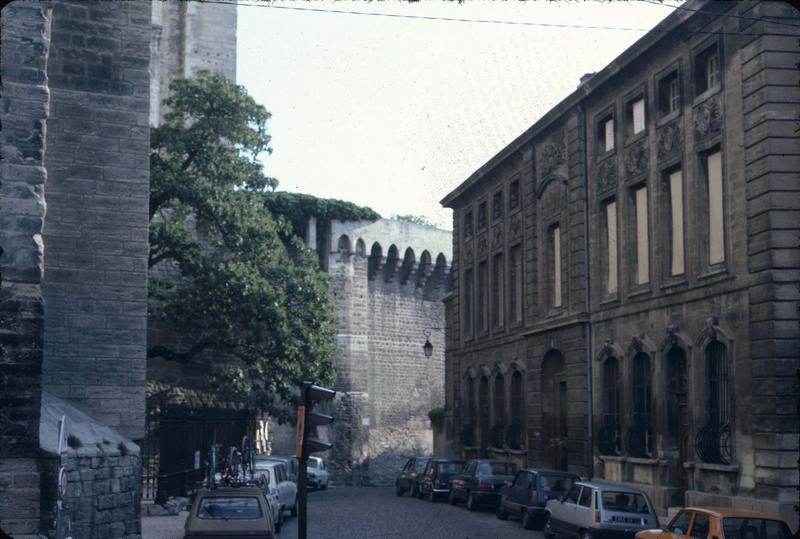 Rue du Vice-Légat : hôtel aux abords du palais