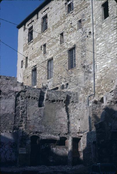 Maisons situées au sud du Palais des Papes : façade