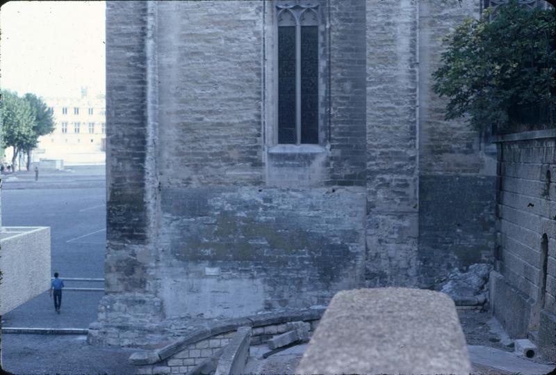 Maisons situées au sud du Palais des Papes : tournant de la rampe d'accès partant de la rue du Mons