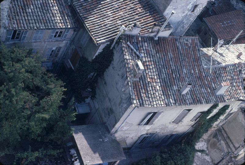 Maisons situées au sud du Palais des Papes : toits et cours intérieures