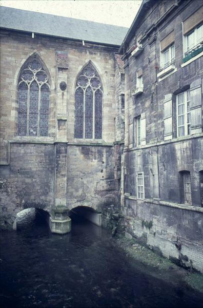 Le canal des usines passant sous l'église : vue prise de la rue Jean-Jacques-Rousseau vers le sud-est