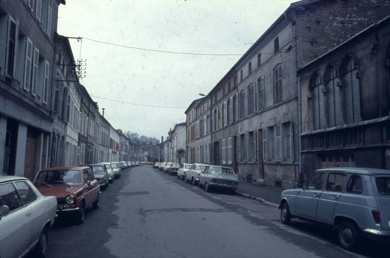 Rue du Docteur-Nève : vue prise à hauteur de l'église Saint-Antoine