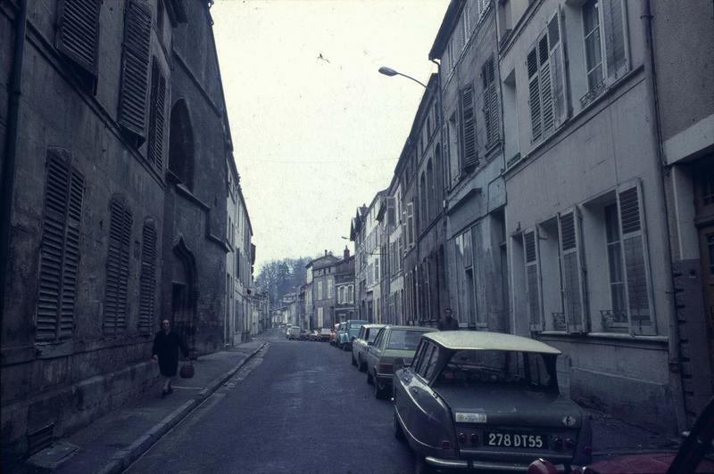 Rue Oudinot : vue prise à hauteur de l'entrée de l'église Saint-Antoine, vers le sud-est