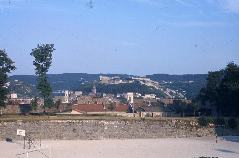 Vue générale : l'église Saint-Jean et la citadelle