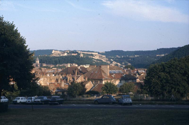 Vue générale : l'église Saint-Jean et la citadelle