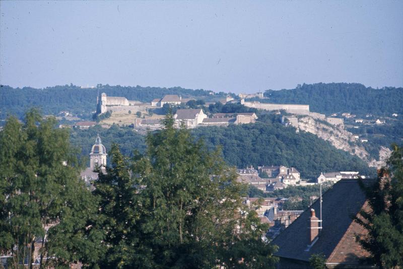 Vue générale : l'église Saint-Jean et la citadelle