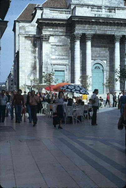 Façade ouest sur la place