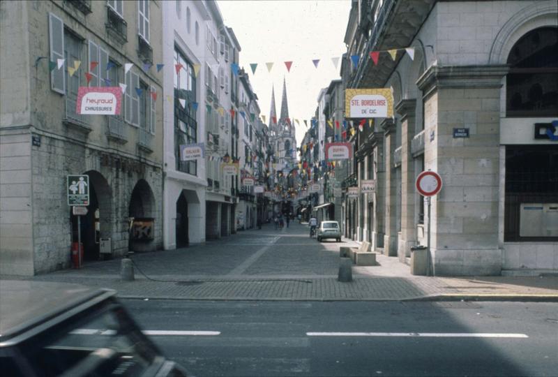 Rue du port-Neuf : vue prise vers la cathédrale depuis la place de la Liberté, au croisement de la rue Bernède