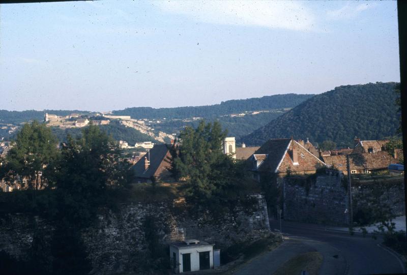 Rue descendante vers l'église de la Madeleine. Vue sur la citadelle