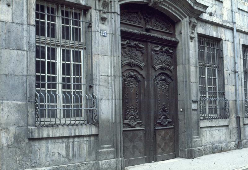 Façade sur rue : porte d'entrée