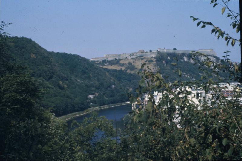 Entrée est de la ville : vue sur la citadelle