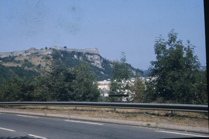 Entrée est de la ville : vue sur la citadelle