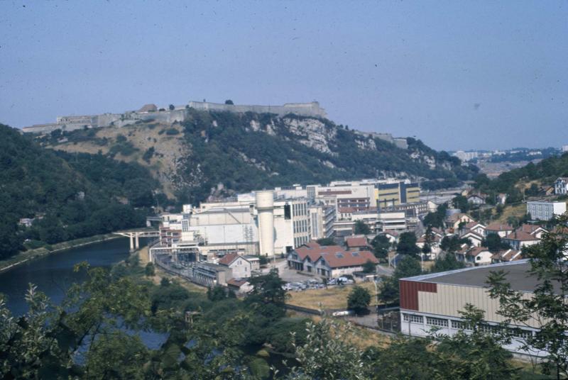 Entrée est de la ville : zone industrielle de la Rodia et citadelle