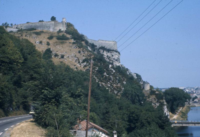 Entrée est de la ville : vue sur la citadelle