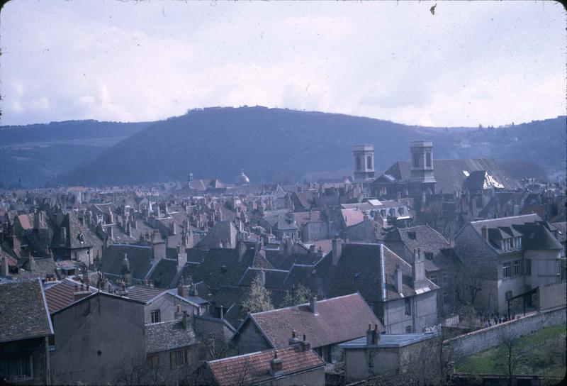 Quartier de l'église de la Madeleine : vue prise depuis la rue de Ronde-du-Fort-Griffon