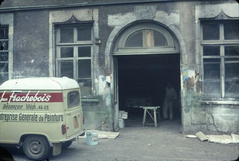 Façade sur cour : porte