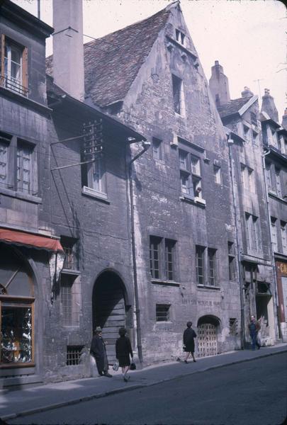 Façade sur rue ; enseigne sur la façade : les vieux métiers de France