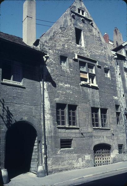 Façade sur rue ; enseigne sur la façade : les vieux métiers de France