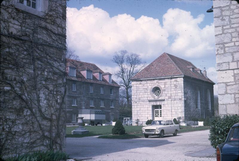 Fort Griffon : cour intérieure et chapelle