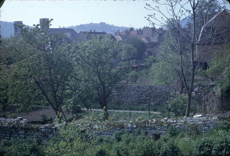 Jardins clos sous la courtine du Fort Griffon