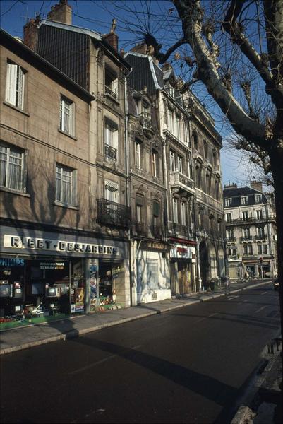 Quai Veïl-Picard : vue prise à hauteur du numéro 3, vers la rue de la Madeleine