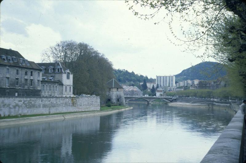 Le pont de Canot sur le Doubs et la tour bastionnée des Cordeliers : vue prise du quai Veïl-Picard