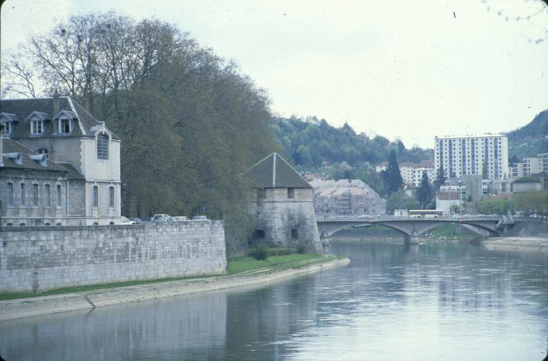 Le pont de Canot sur le Doubs et la tour bastionnée des Cordeliers : vue prise du quai Veïl-Picard