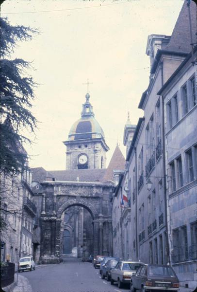 Clocher de l'église et Porte Noire : vue prise de la rue de la Convention