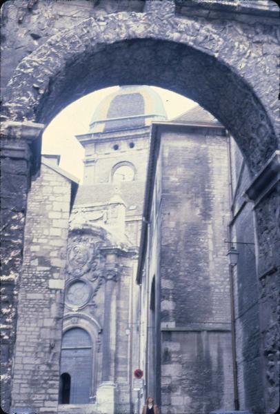 Clocher de l'église et Porte Noire : vue prise de la rue de la Convention