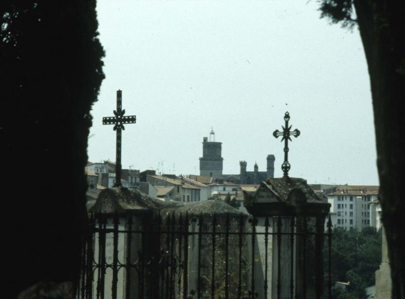 Tombes ; vue sur l'ancienne cathédrale