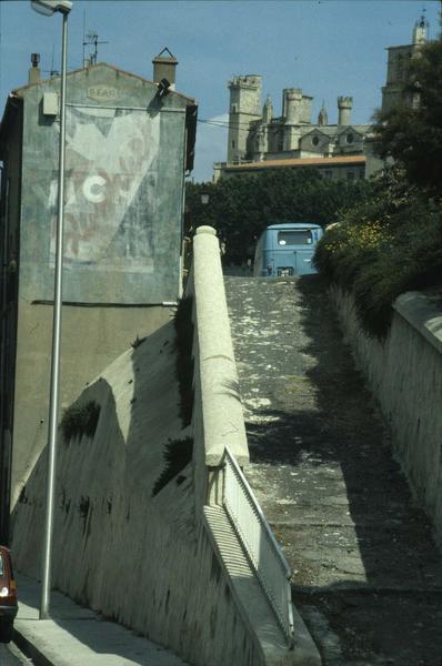 Abords de la cathédrale : vue prise à l'angle de l'avenue du Colonel-d'Ornano et de l'avenue de Valentin-Duc