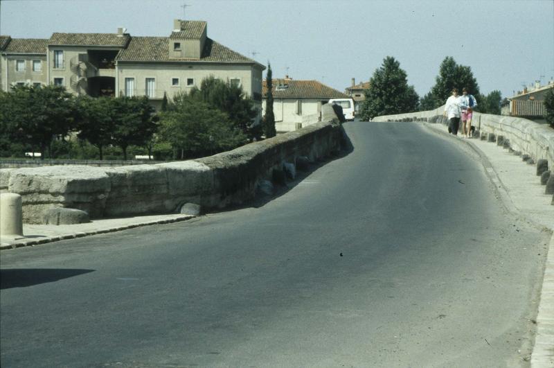 Le Vieux Pont : vue prise vers l'extérieur de la ville