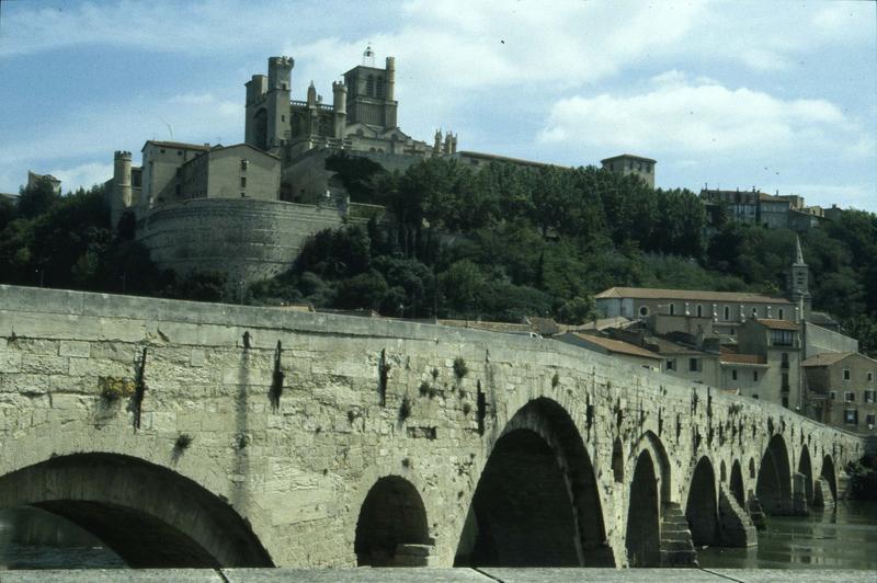 Le Vieux Pont et la cathédrale Saint-Nazaire