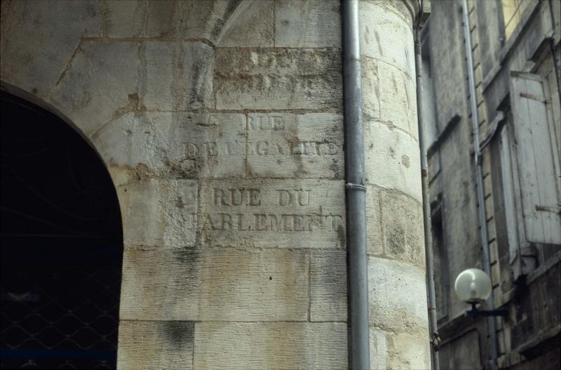 Noms de rues gravées dans la pierre d'un immeuble : 'rue de l'Egalité, rue du Parlement'